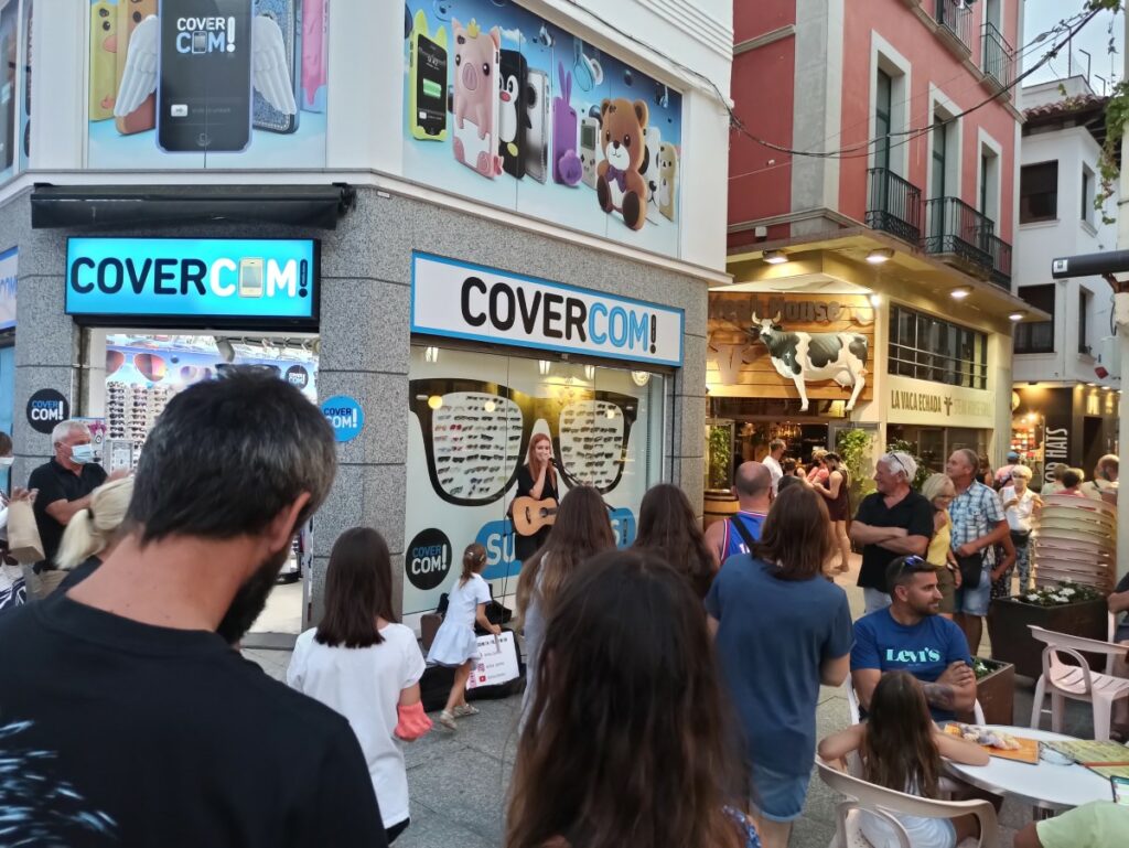 El públic, gaudint de l'actuació d'Ainhoa Sánchez