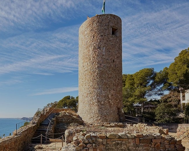 El Castell de Sant Joan es troba inclòs a la ruta militar.