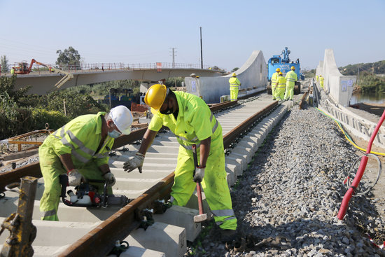 Collocacio de les vies sobre el nou pont ferroviari de la Tordera el 23 de setembre de 2020 horitzontal