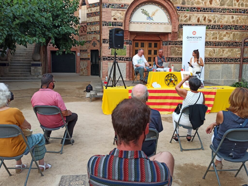 Matthew Tree i Hellena Cardús, amb Laura Grau, a l'acte d'Òmnium Cultural Selva Marítima