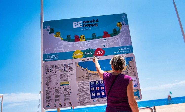 Una turista mirant un mapa de Lloret Lloret Turisme