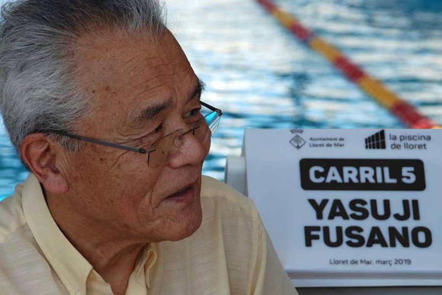 Yasuji Fusano davant del carril que porta el seu nom (Piscina Lloret)