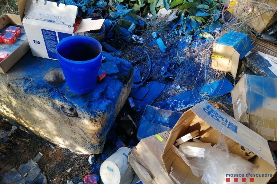 Material d'oficines i impressores abocat en el descampat d'Esplugues de Llobregat (ACN).