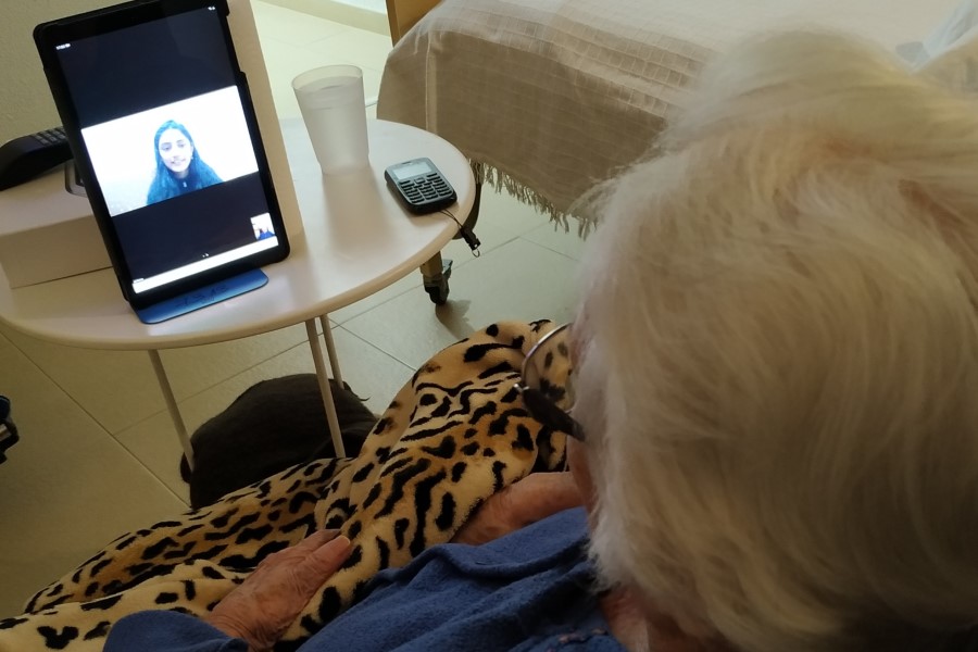 Una videoconferència del programa 'Apadrinar un avi' (Càritas)