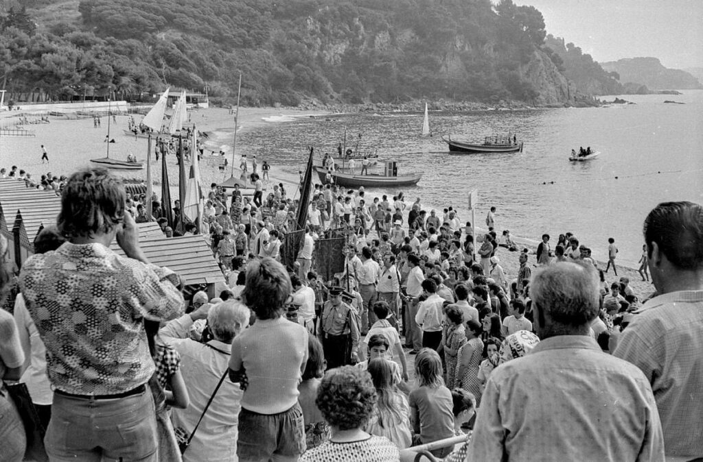 L'arribada a la platja, en una festa major de fa temps a Lloret.