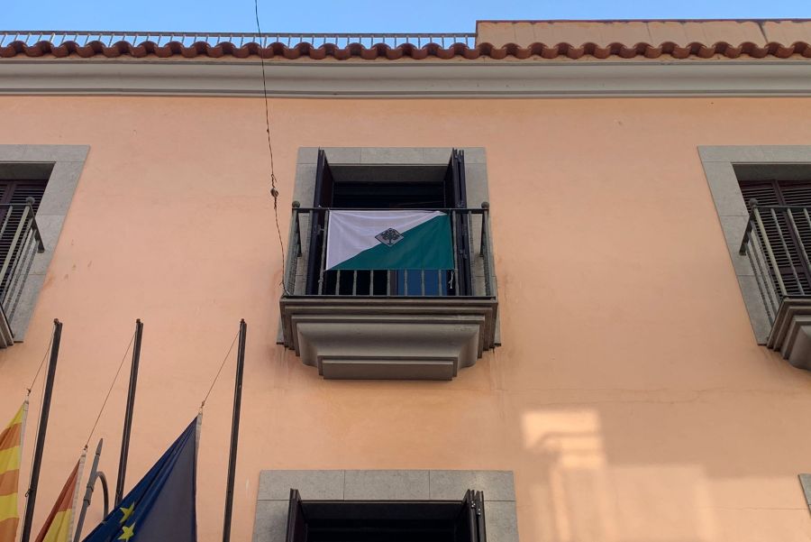 La bandera de Lloret, penjada al balcó de la ràdio.