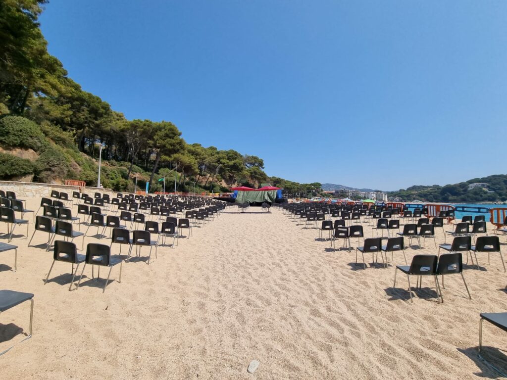 Les cadires i l'escenari, avui a punt a la platja de Fenals.