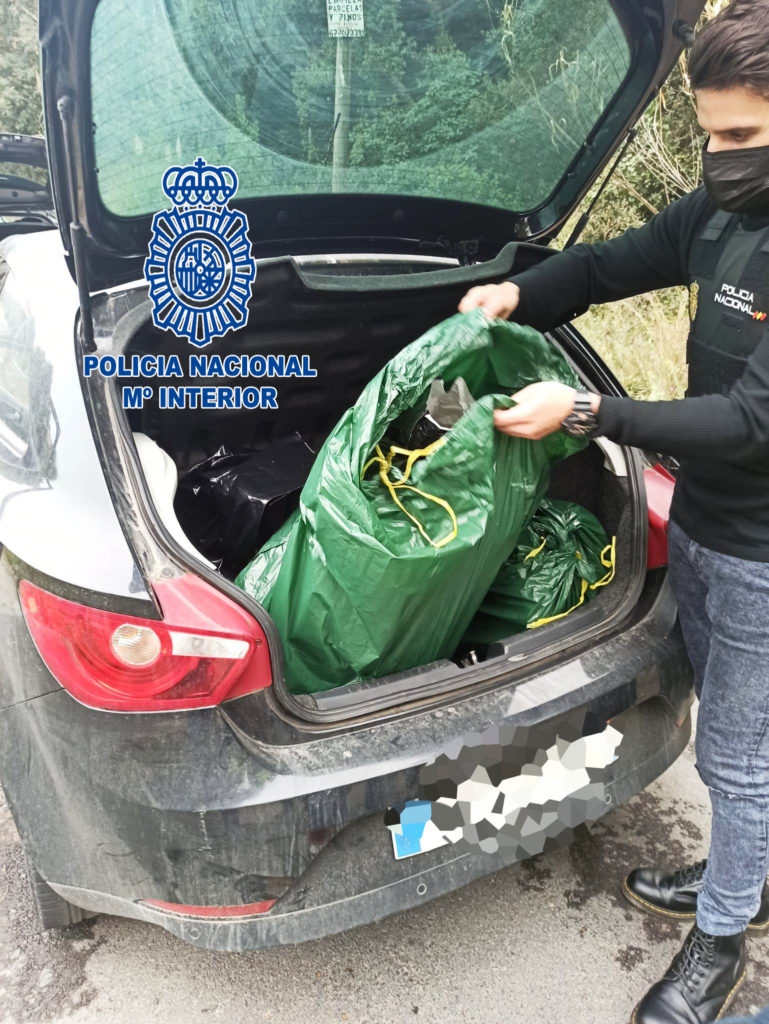 Un agent del CNP amb algunes de les bosses que contenien els cabdells de marihuana.