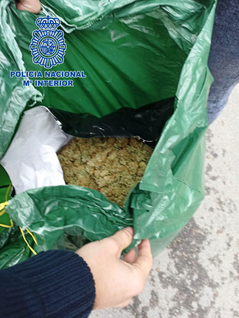 Una de les bosses amb part dels 13 quilos de cabdells de marihuana que la policia espanyola ha comissat en l'operatiu a Lloret de Mar que ha permès escapçar la xarxa internacional de narcotràfic.