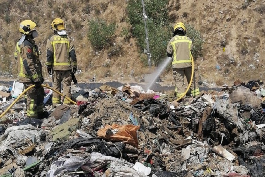 Els efectius dels Bombers, sufocant l'incendi.
