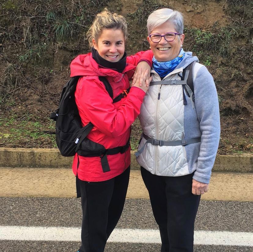 Marina Nicolàs i Paquita Abellán, fent el Pare Pelegrí de Tossa.