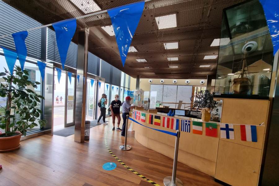 L'oficina del Museu del Mar, engalanada amb motiu del Dia Mundial del Turisme.