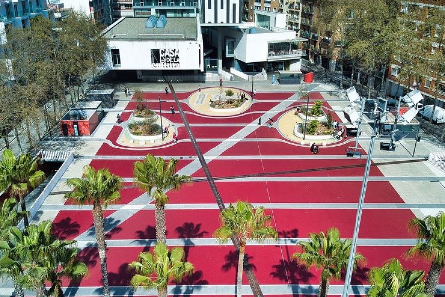La plaça Pere Torrent, a l'abril passat, acabada de pintar.