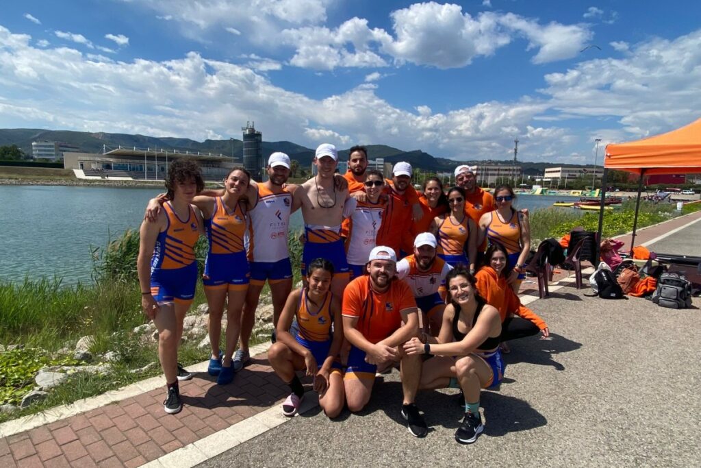 Els dos equips participants al Campionat de Catalunya de llaüt mediterrani (Club Rem Hotelers)