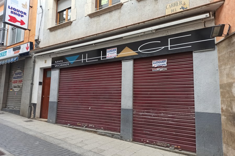 Una botiga encara amb el rètol, malgrat estar tancada