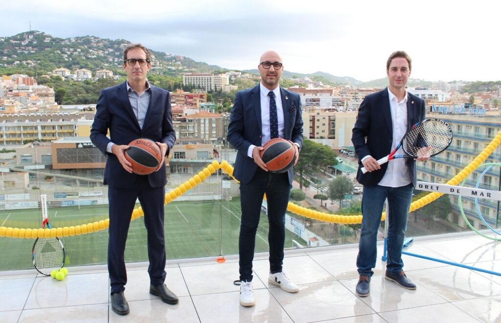 L'alcalde Dulsat, amb representants de l'Agència Catalana de Turisme i del Patronat de Turisme Costa Brava Girona, en la presentació del Congrés Mundial de Turisme Esportiu, avui a Lloret.