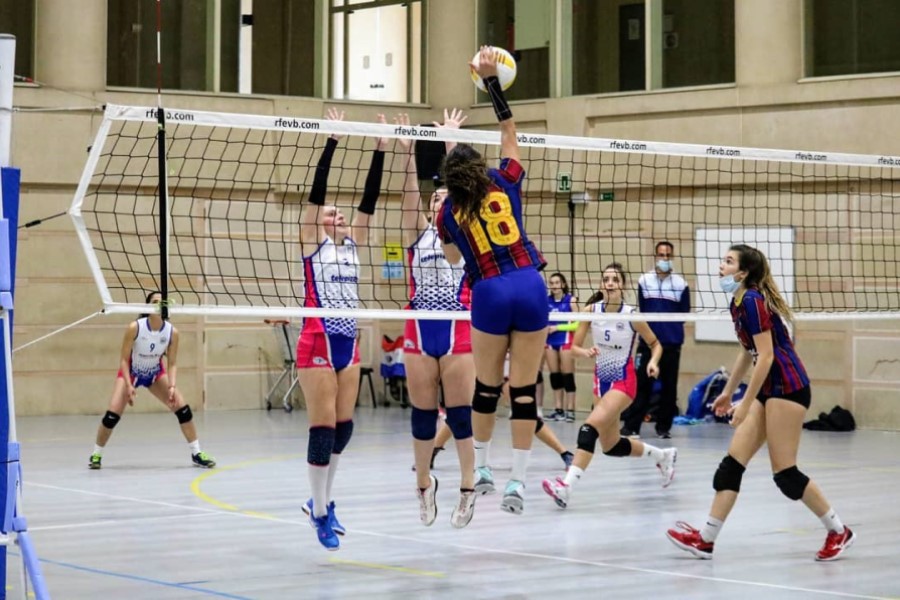 Un moment del partit del Club Voleibol Lloret (CV Barcelona)