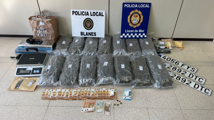 La droga, els diners, les plaques i altres objectes intervinguts.