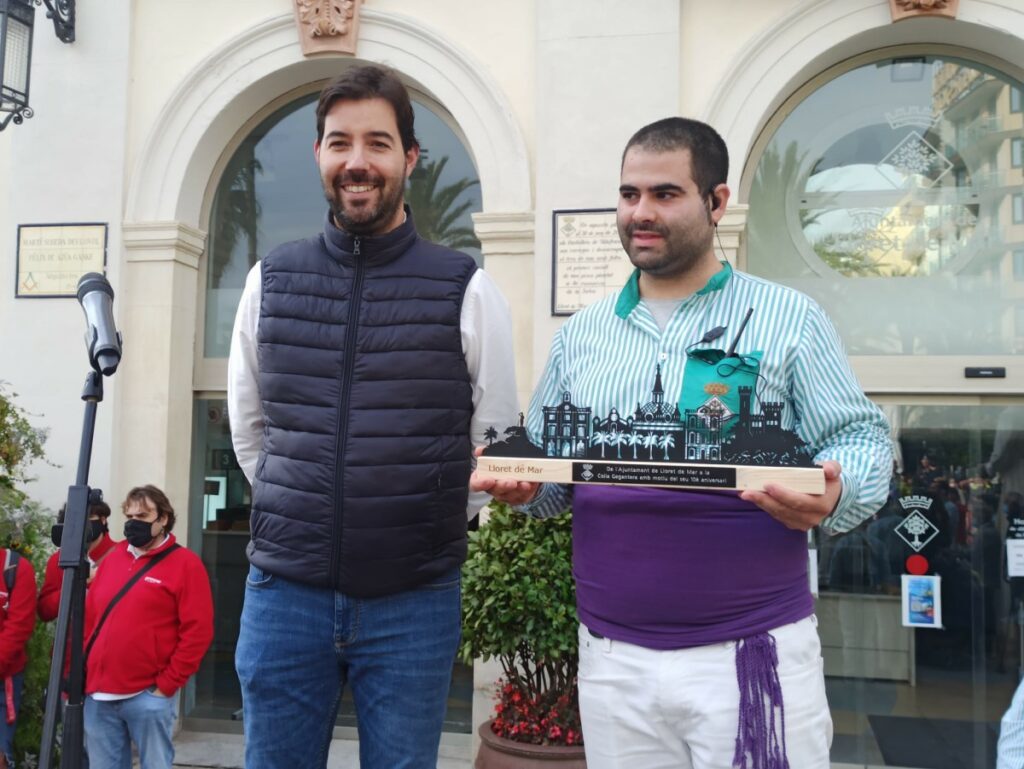Entrega de l'obsequi pel 10è aniversari de la Colla gegantera