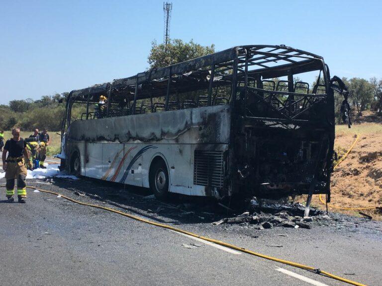 Un autobús, amb 46 passatgers a bord, queda calcinat en ple servei
