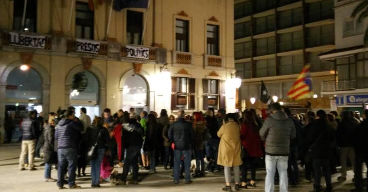 Més de 200 persones reclamen l’alliberament dels presos polítics a Lloret de Mar