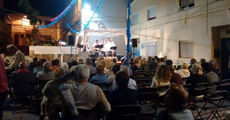 El Barri dels Pescadors celebra la revetlla de Sant Pere amb havaneres, cremat i bunyols