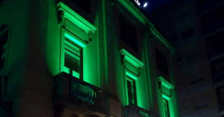 L’Ajuntament il·lumina la façana de color verd per commemorar el Dia Mundial Contra el Càncer