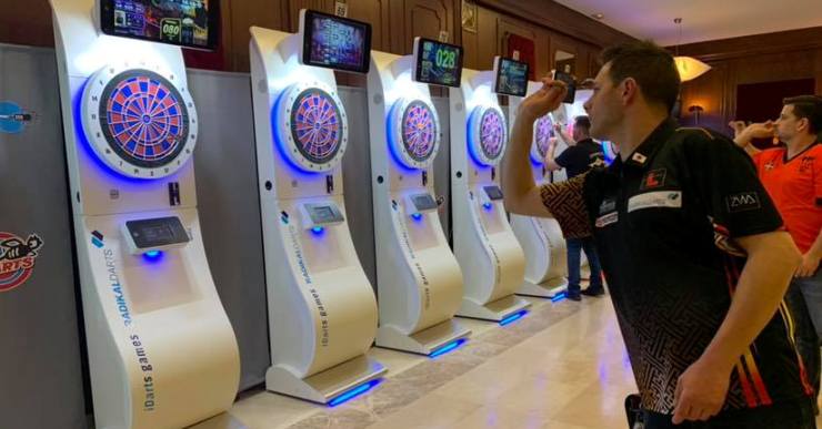 3.000 persones d’arreu del món participen al campionat internacional de dards de Lloret de Mar