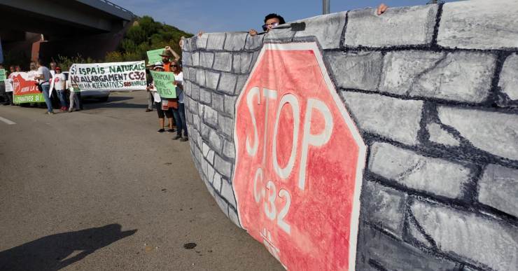 Aturem la C-32 aprofita el cap de setmana llarg de Sant Joan per fer campanya contra l’autopista