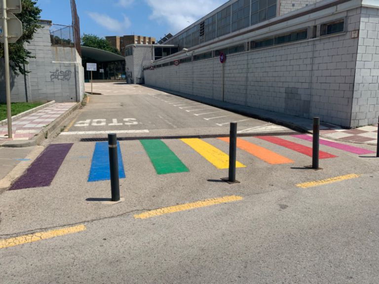 Lloret de Mar pinta un pas de vianants amb els colors de la bandera LGTBI