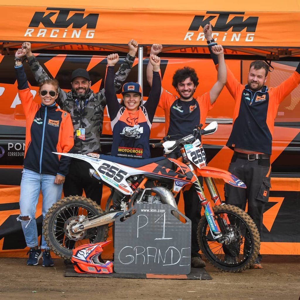 Daniela celebrant la victòria amb el seu equip.