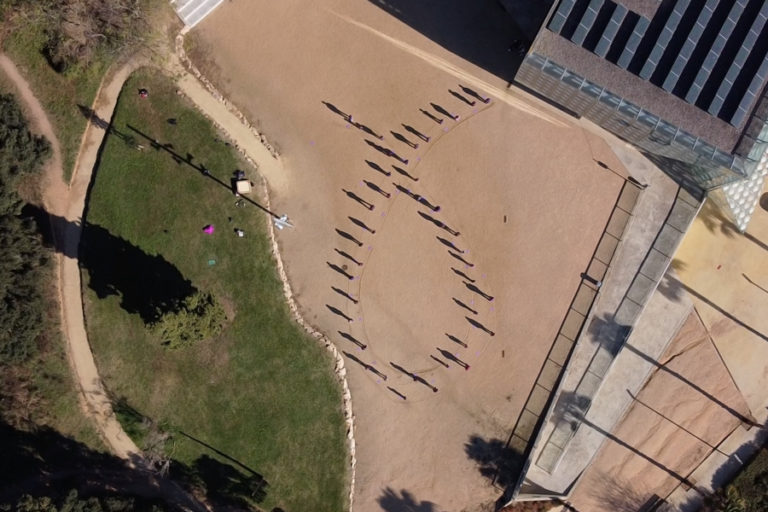Una imatge aèria de la performance 'Sombras' de La Caravana de les Arts