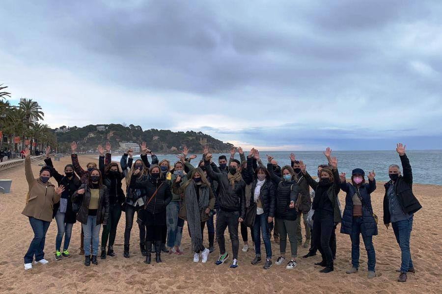 Els participants al taller d'aquest matí, a la platja