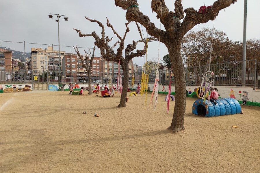 Alumnes al pati de l'escola Pere Torrent