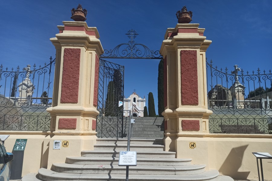 Les escales del cementiri, que ara no són accessibles
