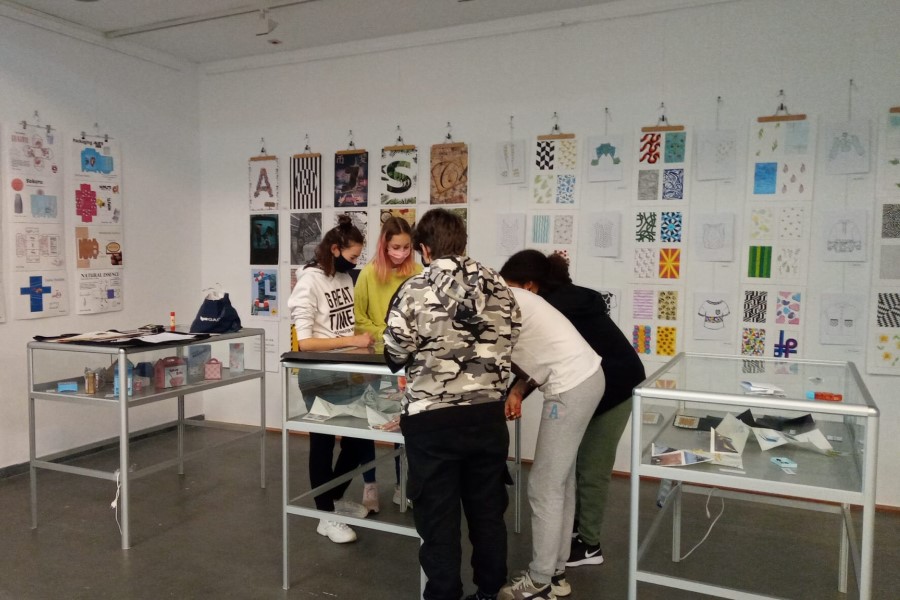El alumnes preparant l'exposició 'Trajectòries' (Institut Coll i Rodés)