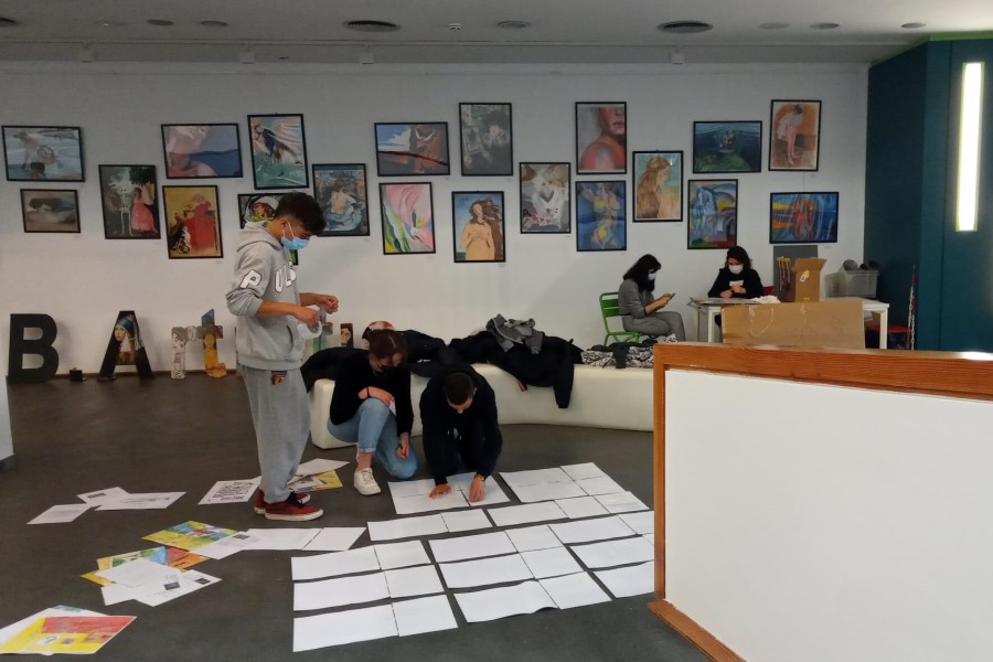 El alumnes preparant l'exposició 'Trajectòries' (Institut Coll i Rodés)