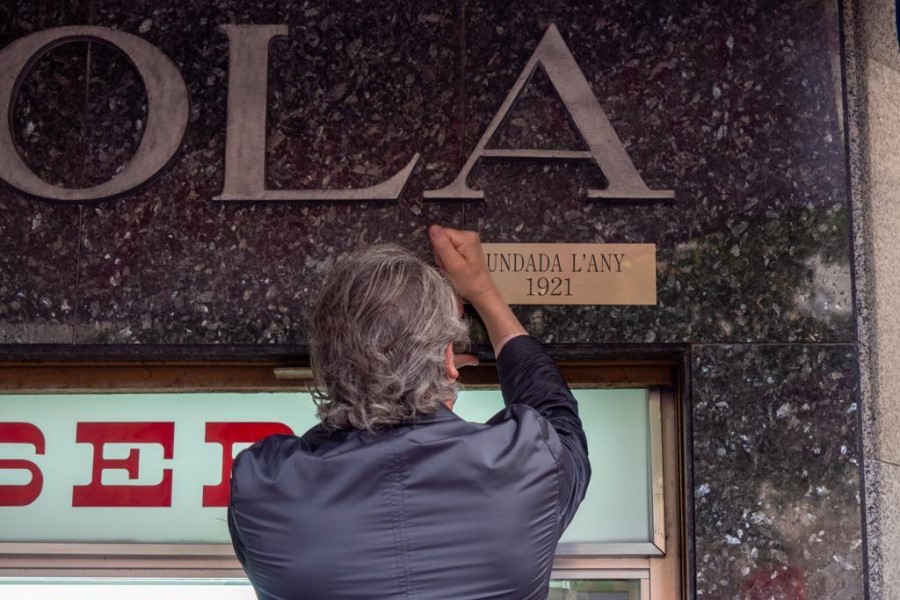 Arseni Frigola col·locant la placa