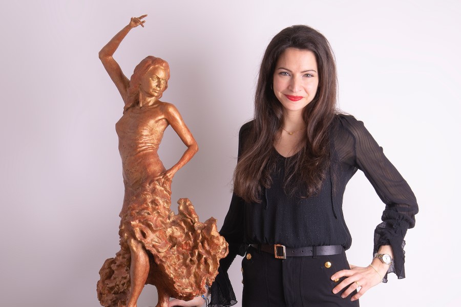 Angelica Arvylàs amb la seva escultura 'Abril'
