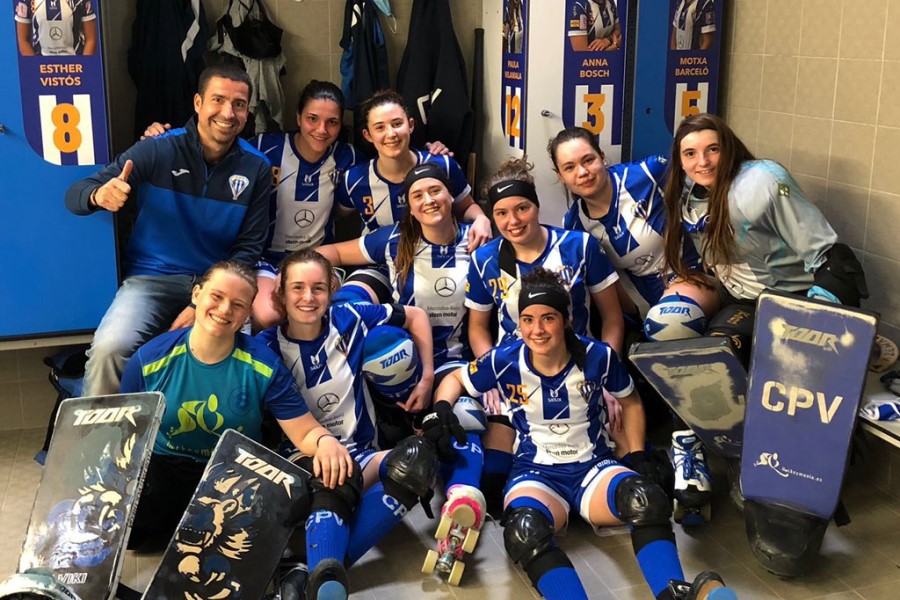 Perarnau amb les noies del Voltregà B (Twitter)