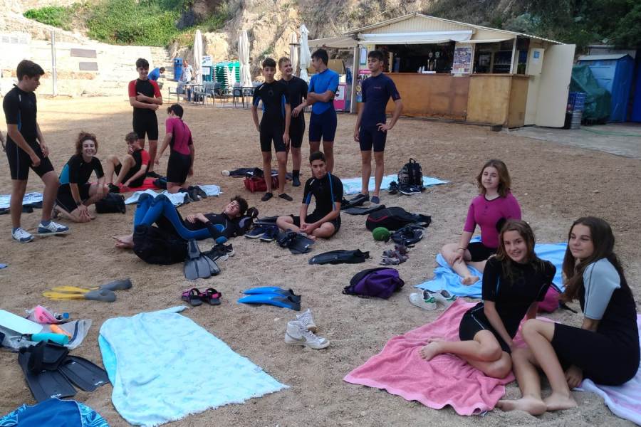 Els joves de Xatrac, a la platja de Tossa.