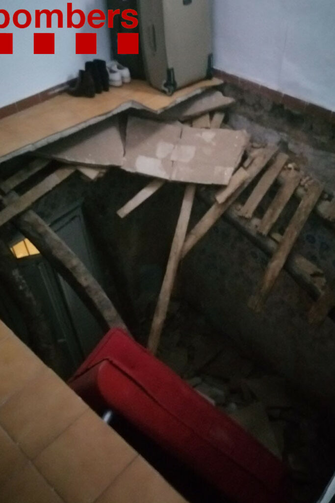 L'estat en què ha quedar l'habitació quan s'ha esfondrat el terra d'un pis a Lloret de Mar