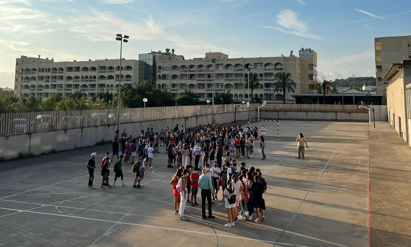 Alumnes concentrats per iniciar el nou curs escolar (Institut Coll i Rodés)