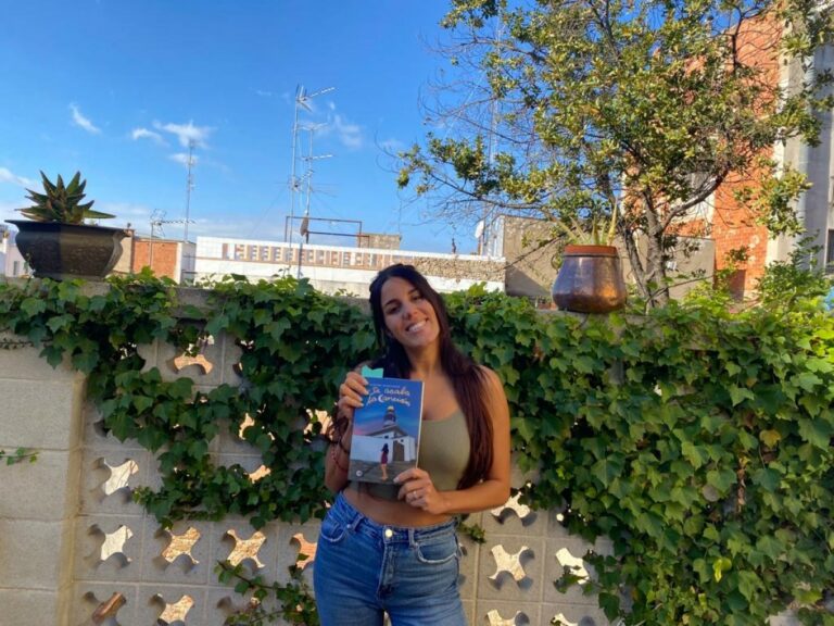 Cristina Manchado amb la seva primera novel·la