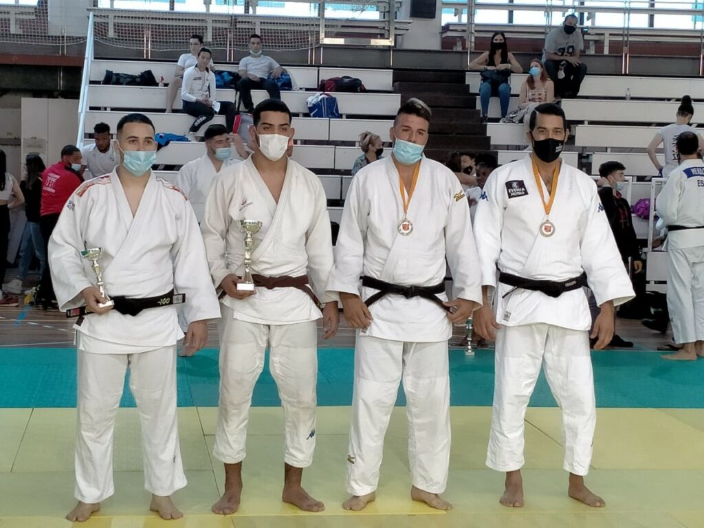 Altamirano i la resta de judokes, amb la copa