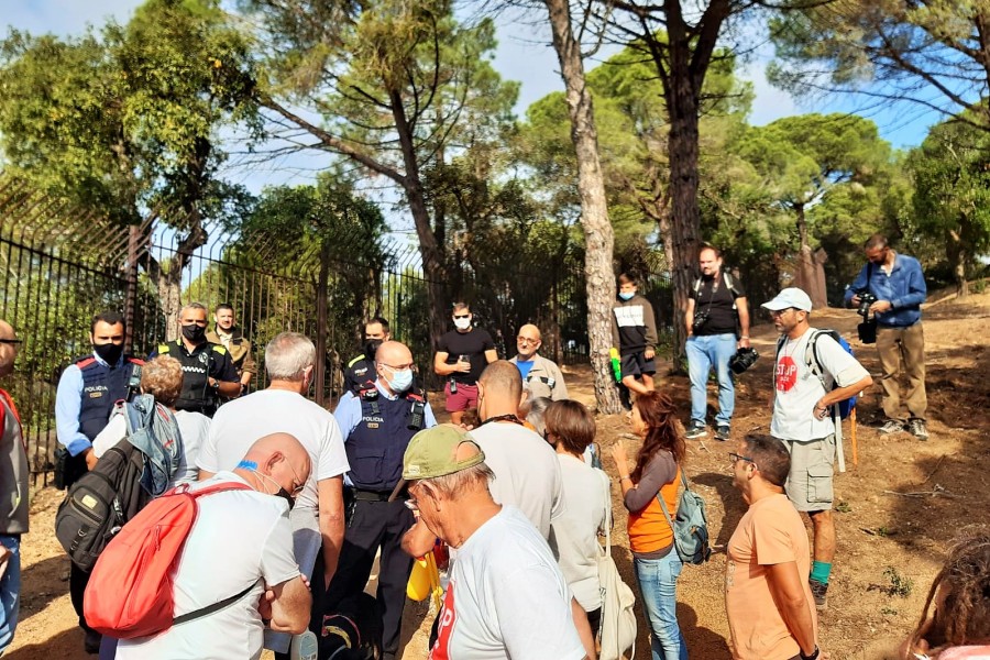 La policia intervé en l'acció dels ecologistes pel camí de ronda.