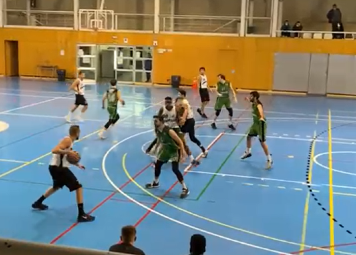 Un moment del partit del sènior masculí (Bàsquet Lloret)