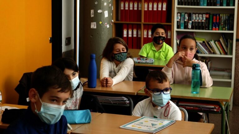 Els alumnes de l’escola Pompeu Fabra aprenen a crear i vendre un producte a la ràdio