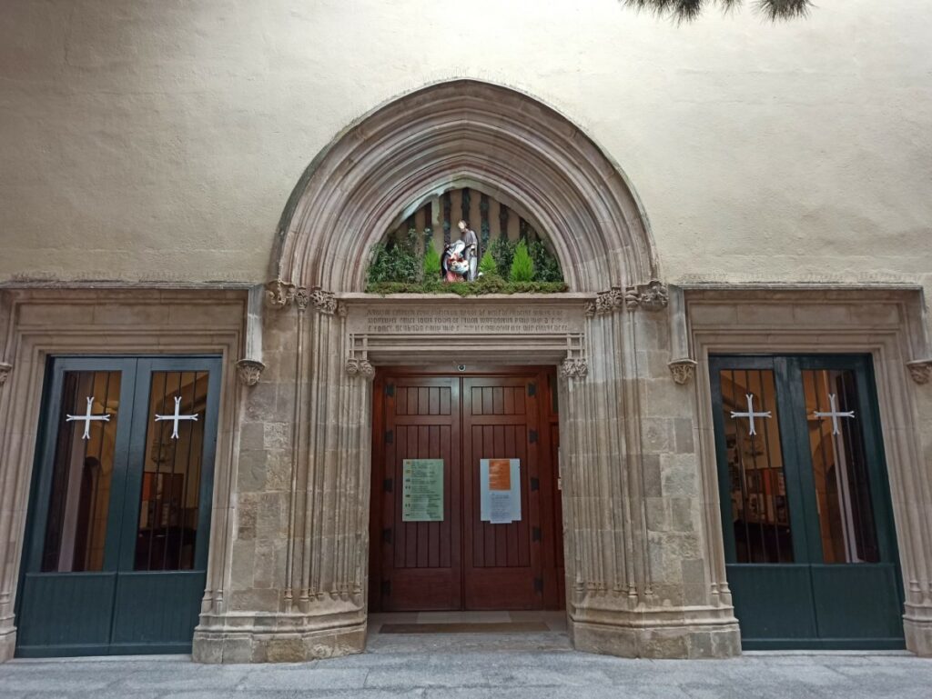 El naixement a sobre la porta principal de l'església
