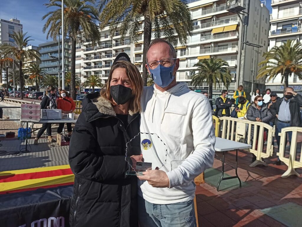 Marc Sala, amb el trofeu dels 25 anys com a participant al Primer Bany de l'Any